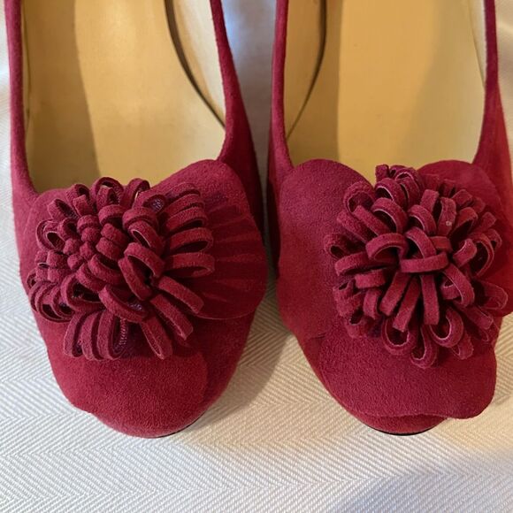 Kate Spade red suede pumps with flower detail, size 10 excellent preowned‎ - Picture 9 of 10
